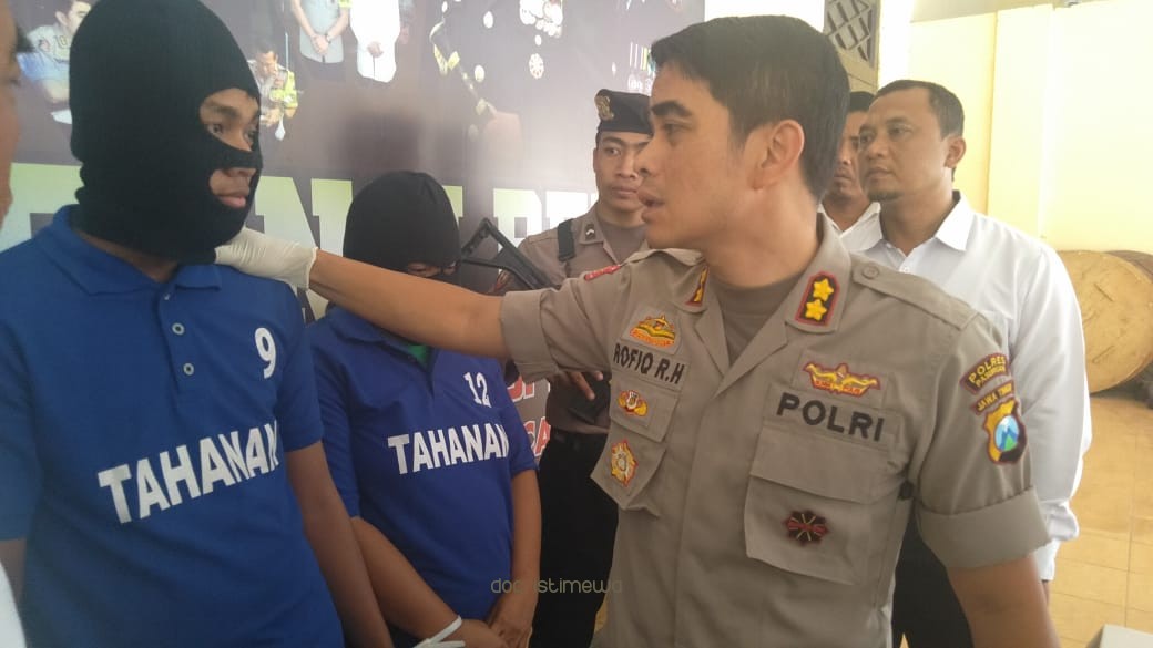 Amankan 2000 Butir, Polres Pasuruan Bekuk 2 Pengedar dan Pecandu Pil Logo Y