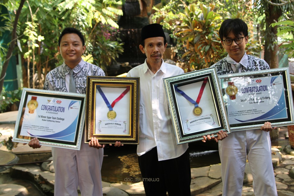 2 Pelajar MAN I Pasuruan Juara Robotika Internasional