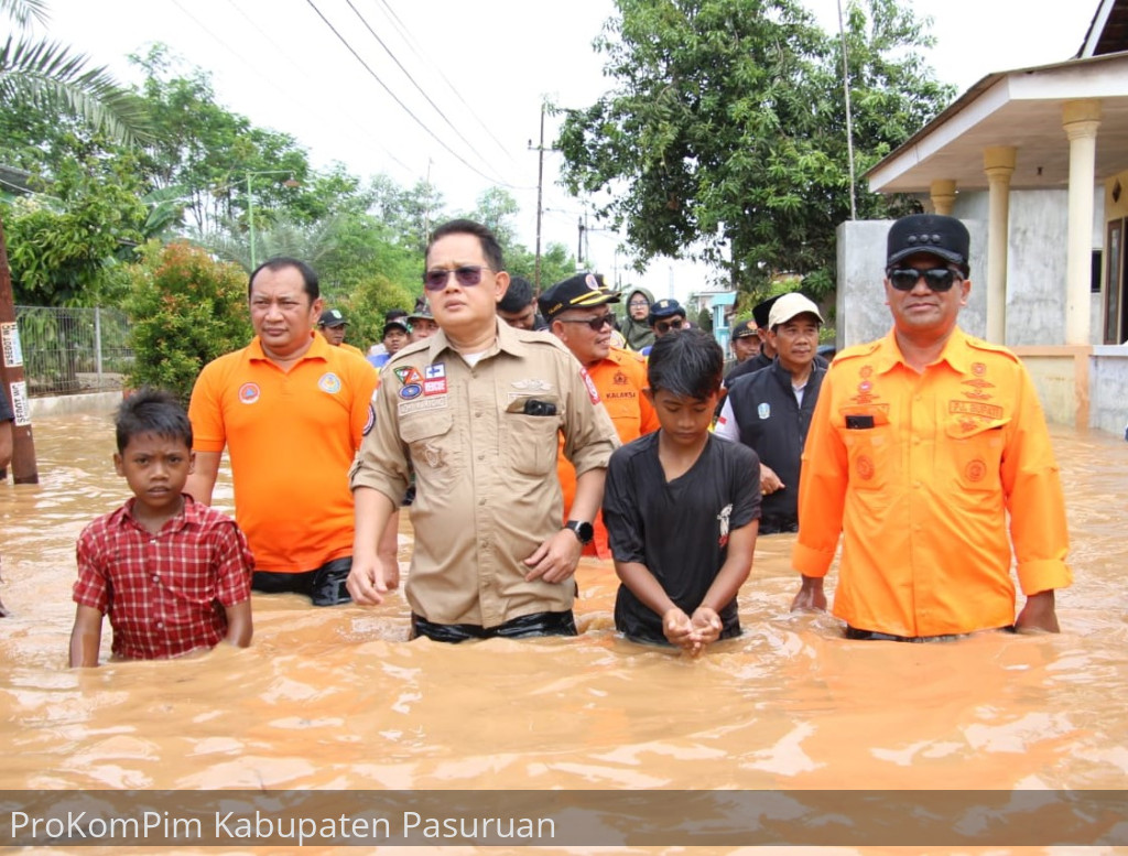 Kunjungi Daerah Banjir Di Kabupaten Pasuruan, Pj. Gubernur Jatim Cari Solusi Dengan Koordinasi Dengan Pemerintah Pusat