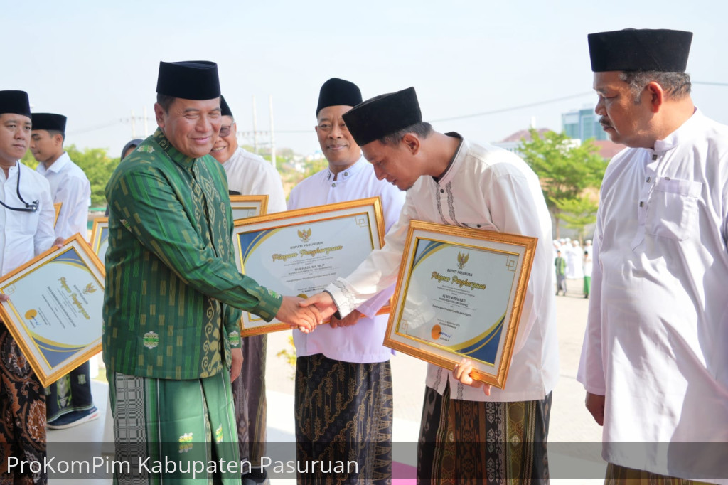 Peringatan Hari Santri 2024, Pemkab Pasuruan Berikan Penghargaan Masyarakat Berprestasi
