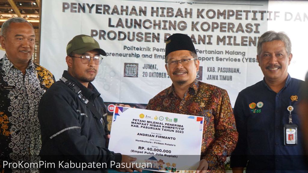 Serahkan Dana Hibah Kompetitif Program YESS, Pj. Bupati Andriyanto Minta Petani Milenial Bekerja Totalitas Dengan Passion