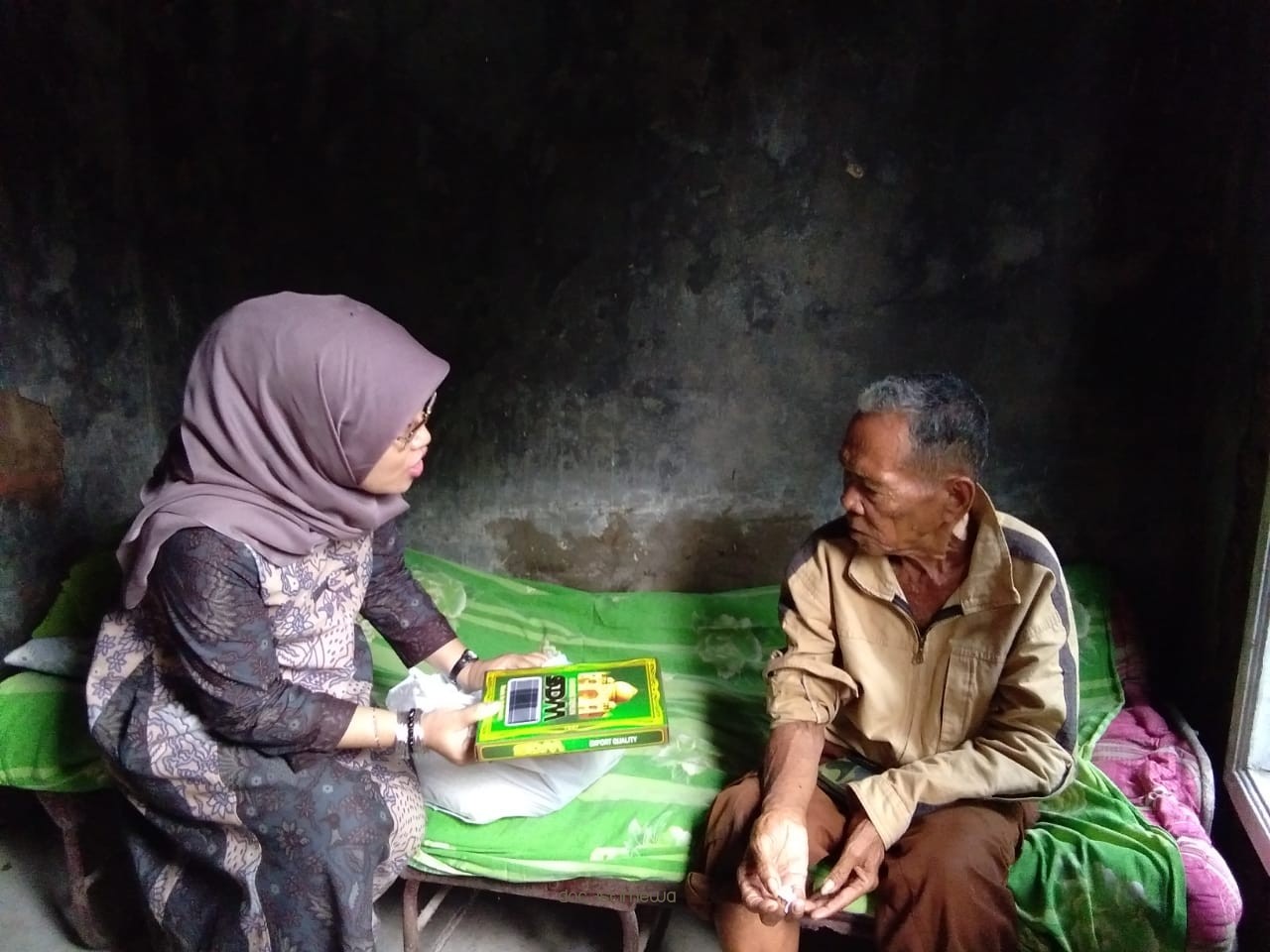 PKK, Dinkes dan Dinsos Bagi-bagi Sembako, Perlengkapan Sholat dan Tidur Lansia Terlantar