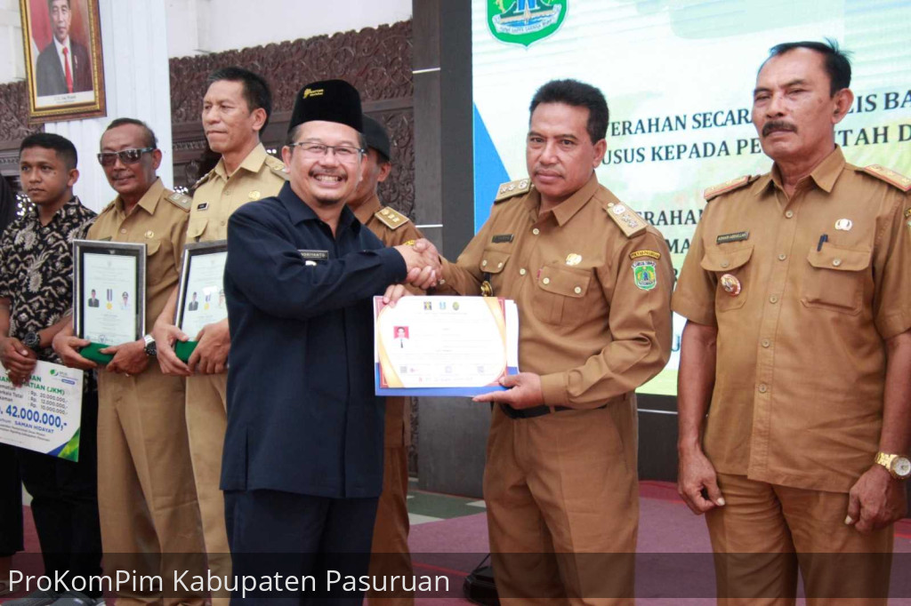 Serahkan Bantuan Keuangan Khusus Kepada Pemerintah Desa, Pj. Bupati Pasuruan Minta Camat Awasi Pengelolaan Keuangan Desa