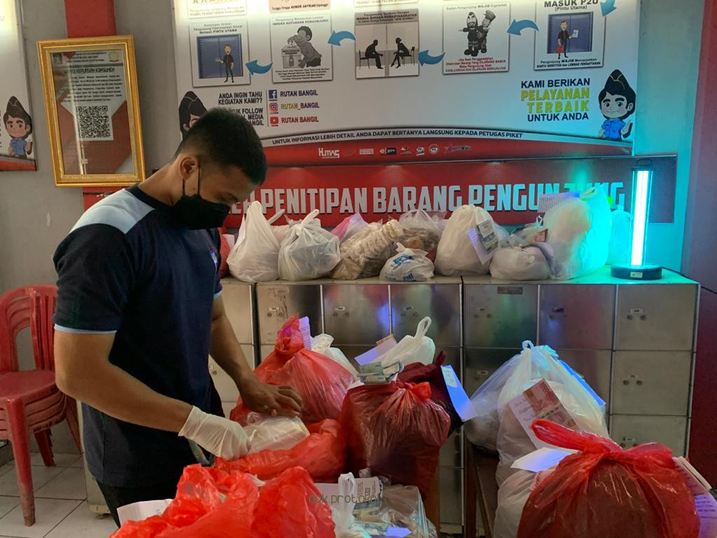 Pastikan Bebas Bakteri dan virus. Setiap Makanan Dari Pengunjung di Rutan Bangil Wajib Disinar UV 