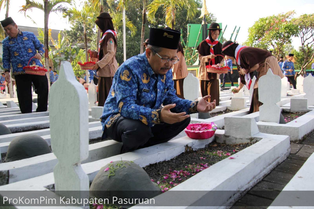 Awali Prosesi Peringatan HUT KORPRI ke-52, Pj. Bupati Pasuruan Pimpin Upacara, Tabur Bunga dan Doa Bersama Untuk Pahlawan Bangsa