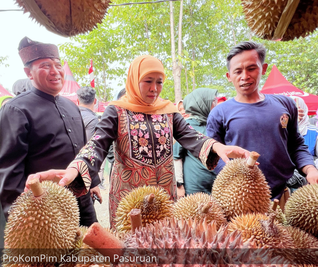 Gubernur Jatim Terpilih Khofifah Borong si Kasmin dan Musang King Pasrepan Di Bazar Durian