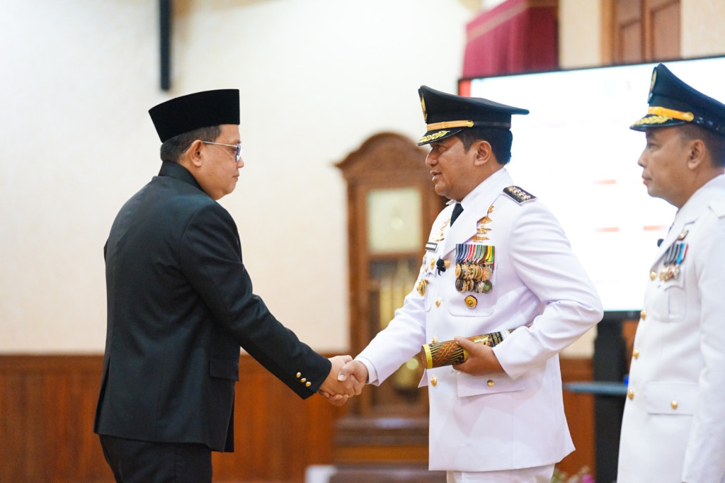 Pj Gubernur Jatim Adhi Karyono Lantik Nurkholis Sebagai Pj Bupati Pasuruan