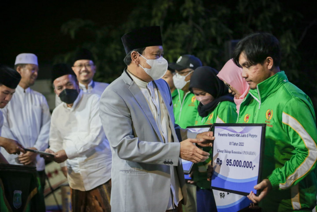 Resmikan Gedung Baru Pramuka, Bupati dan Wakil Bupati Serahkan Hadiah Secara Simbolis Kepada Atlet dan Pelatih PORPROV Jatim 2022