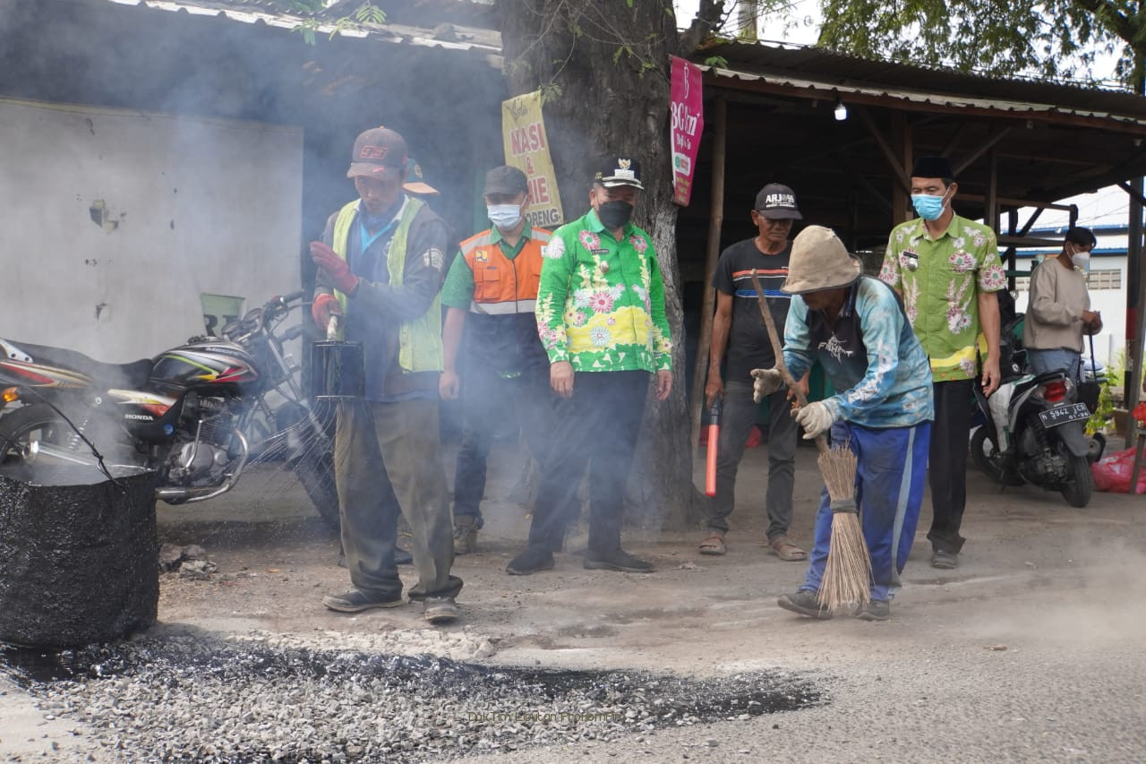Permudah Mobilitas Masyarakat, Pemkab Pasuruan Perbaiki Jalan Rusak Secara Skala Prioritas 