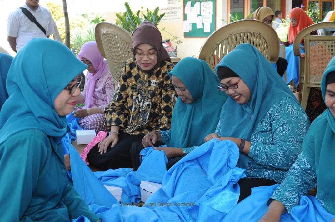 Tak Nganggur, Puluhan Ibu-Ibu Serius Ikuti Pelatihan Pembuatan SMOK