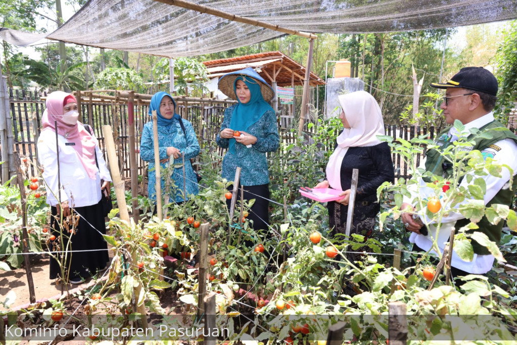 Pj Ketua  TP PKK Kabupaten Pasuruan, Ny Luhur Andriyanto Tinjau Penilaian Lomba Asman Toga