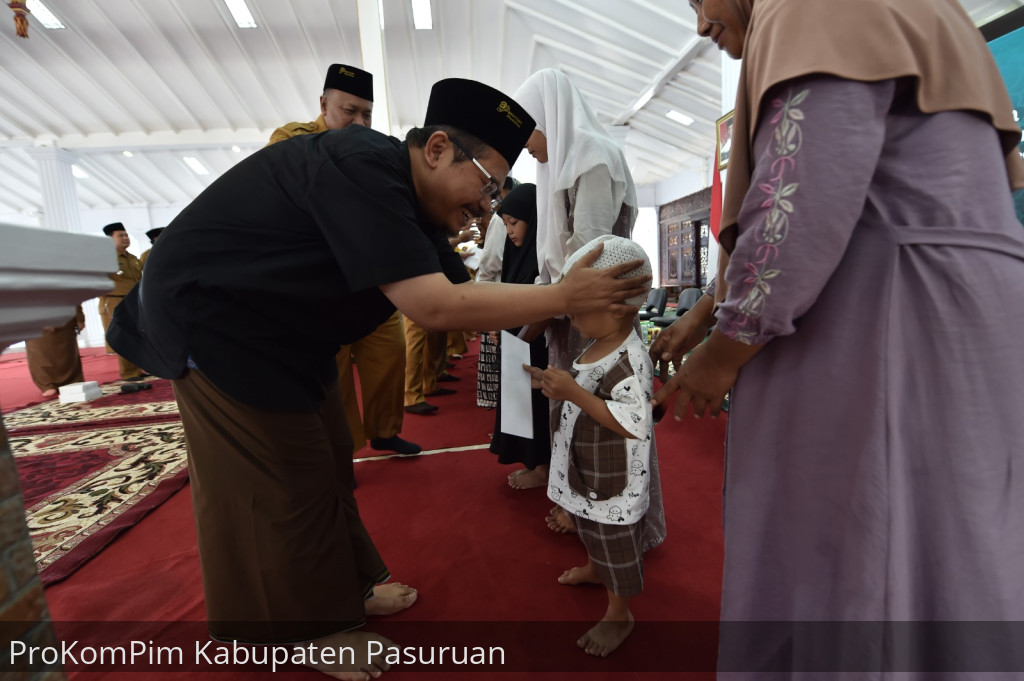 Peringatan 10 Muharram 1446 H, Pj. Bupati Andriyanto Berikan Santunan Kepada Anak Yatim Piatu dan Ajak Masyarakat Perbanyak Bersedekah