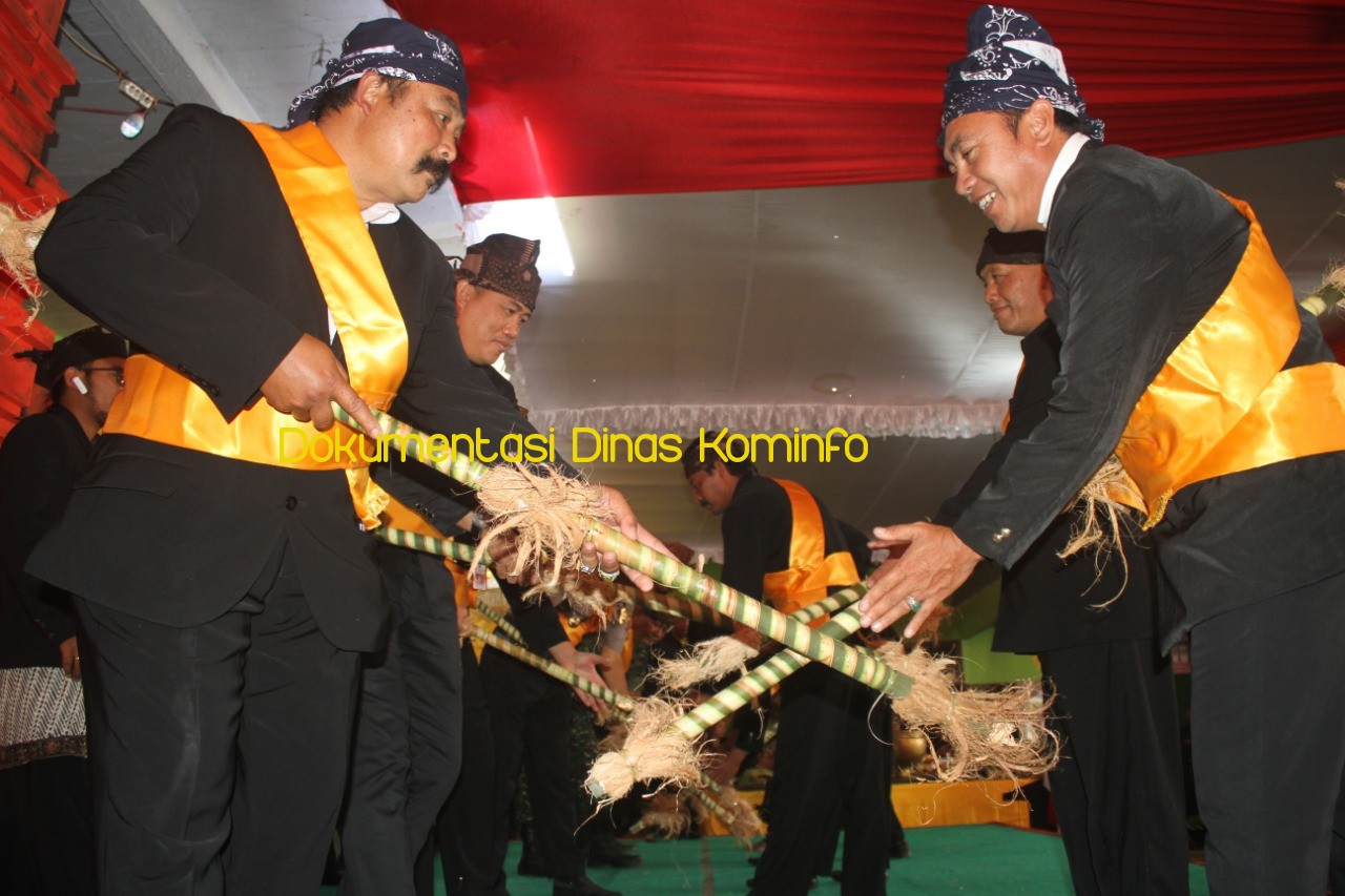 Masyarakat Tengger Brang Kulon Gelar Upacara Karo