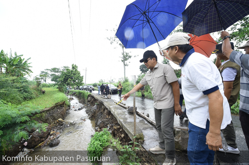 Sidak Plengsengan Dusun Rejoso Ambrol. Pj Bupati Nurkholis Intruksikan Segera Pasang Sandbag dan Sesek Bambu