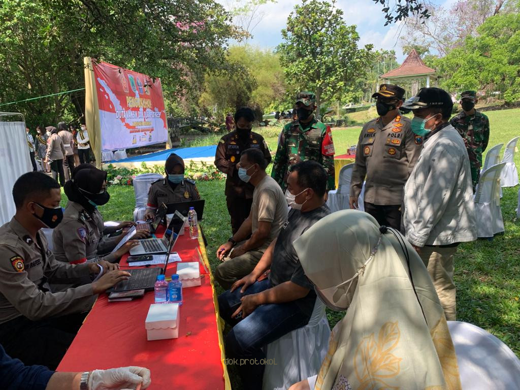 Kebun Raya Purwodadi (KBP) disulap menjadi lokasi vaksinasi. Wabup Mujib Imron Tegaskan Kesadaran Warga Untuk Divaksin Sangat Tinggi 