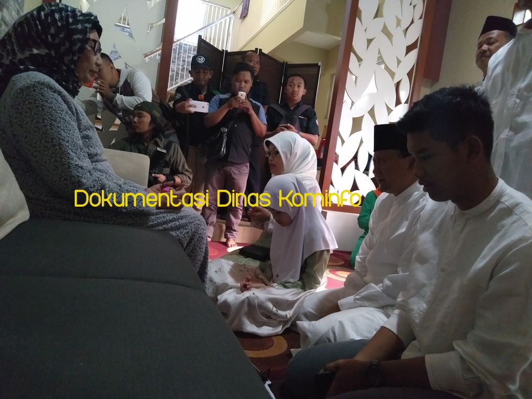 Berangkat Nyoblos, Irsyad Yusuf Sungkem ke Ibunya