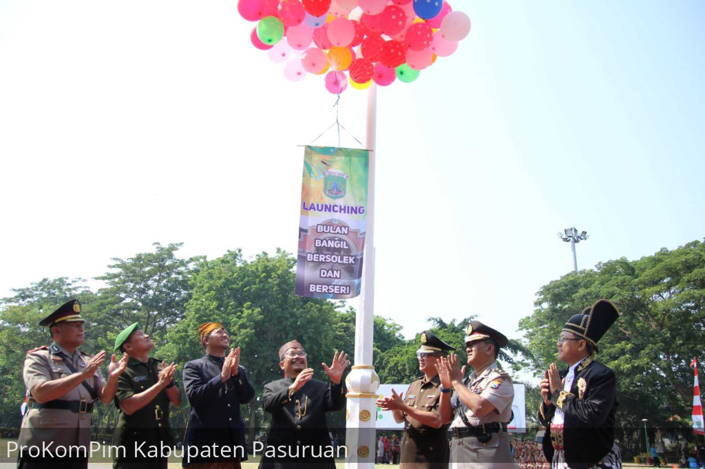 Tandai Launching Bulan Bangil Bersolek dan Berseri, Pj. Bupati Pasuruan Turun Langsung Warnai Trotoar Alun-alun Bangil