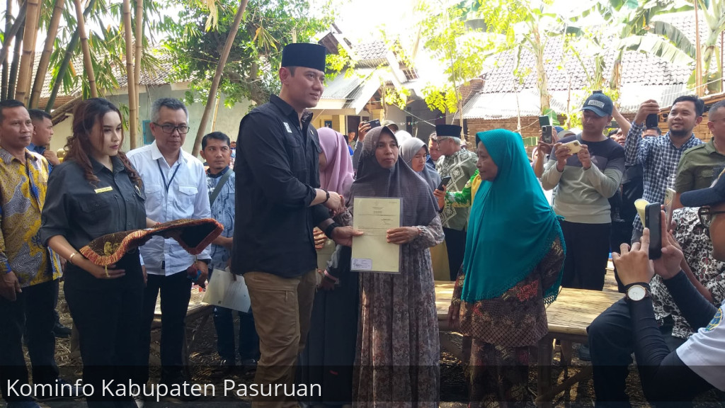 Menteri AHY Serahkan 52 Sertipikat Tanah Elektronik Warga Kabupaten Pasuruan