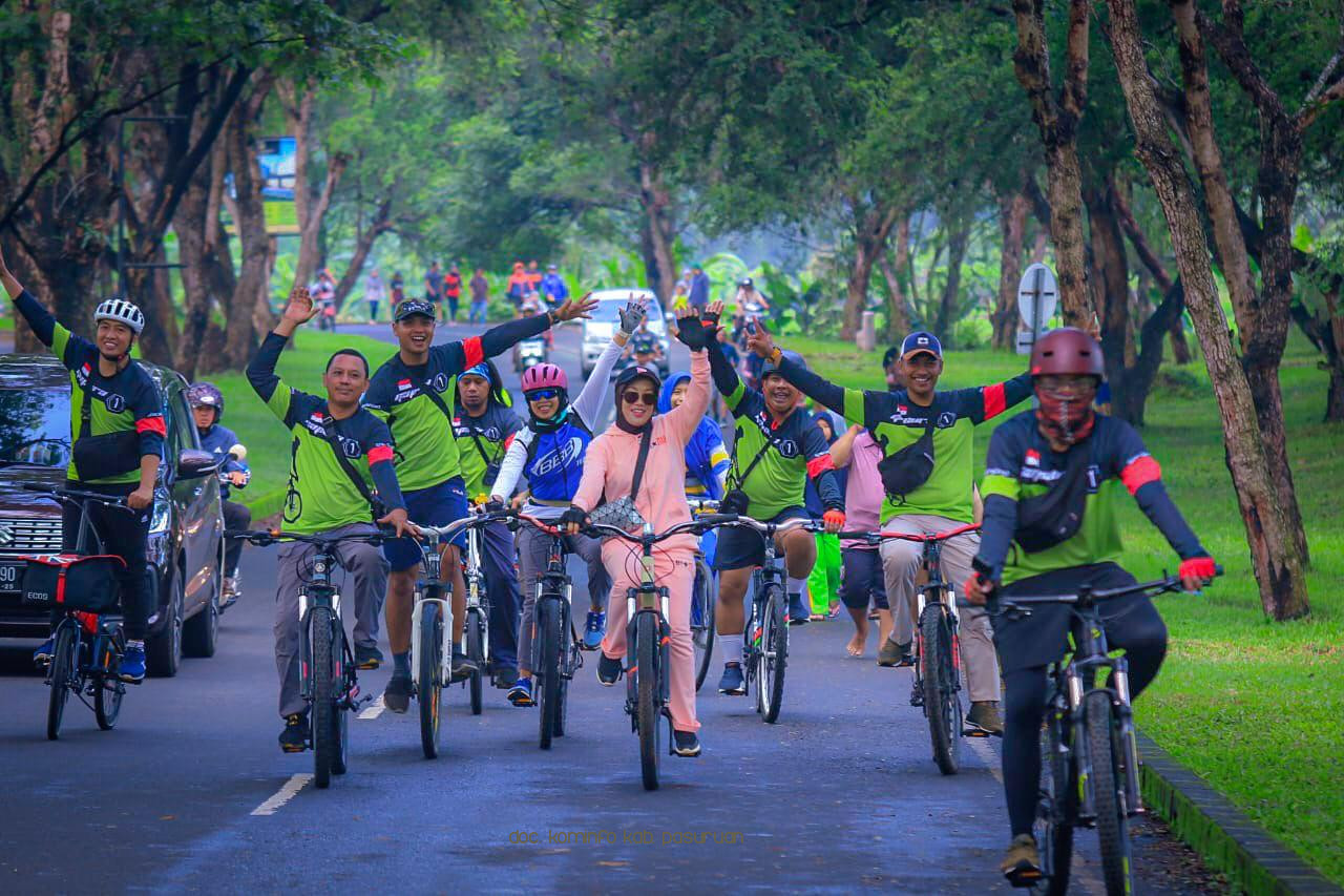 Asyiknya Gowes Bareng Ketua TP PKK Kabupaten Pasuruan, Ny Lulis Irsyad Yusuf