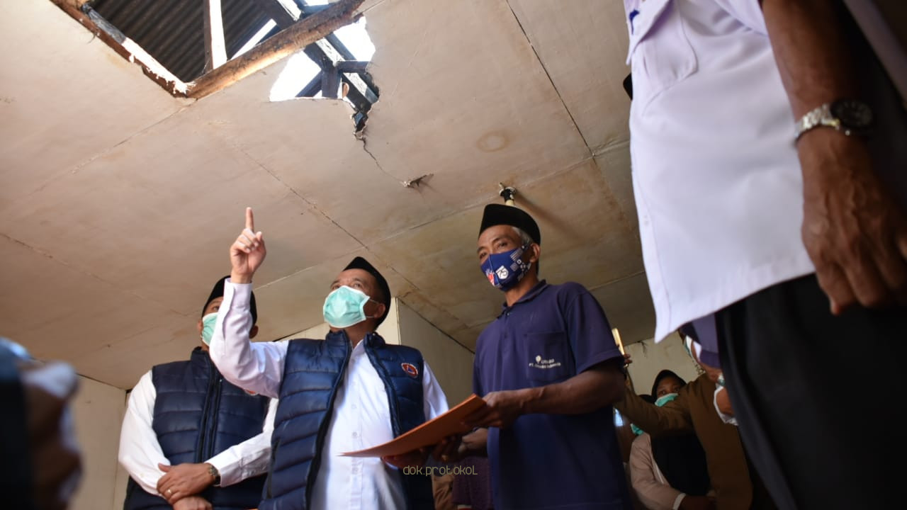 Pasca Rusak Ringan Akibat Angin Kencang, Tiga Warga Kecamatan Puspo Terima Bantuan 