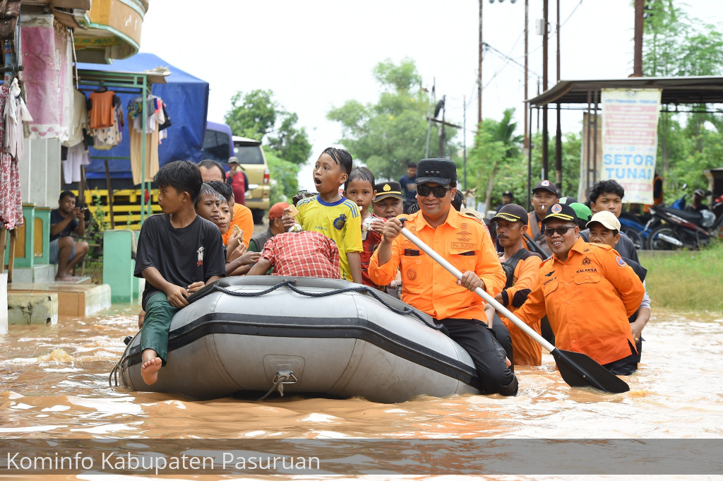 Naik Perahu Karet, Pj Bupati Nurkholis Sidak Banjir Terparah di Dusun Kebrukan