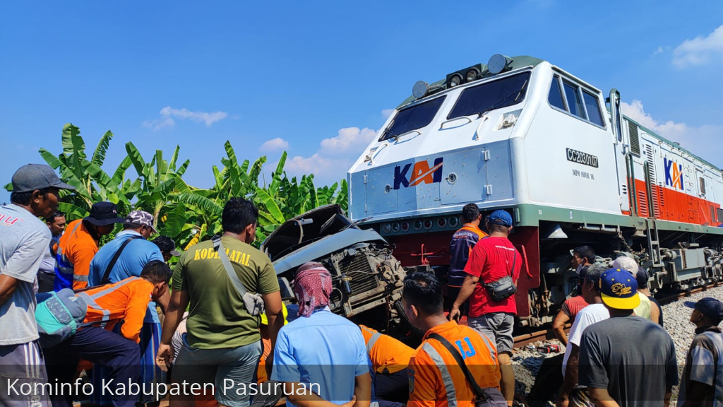Laka Kereta Versus Mobil Kijang. 4 Warga Pasuruan Meninggal Dunia, 3 Luka-Luka