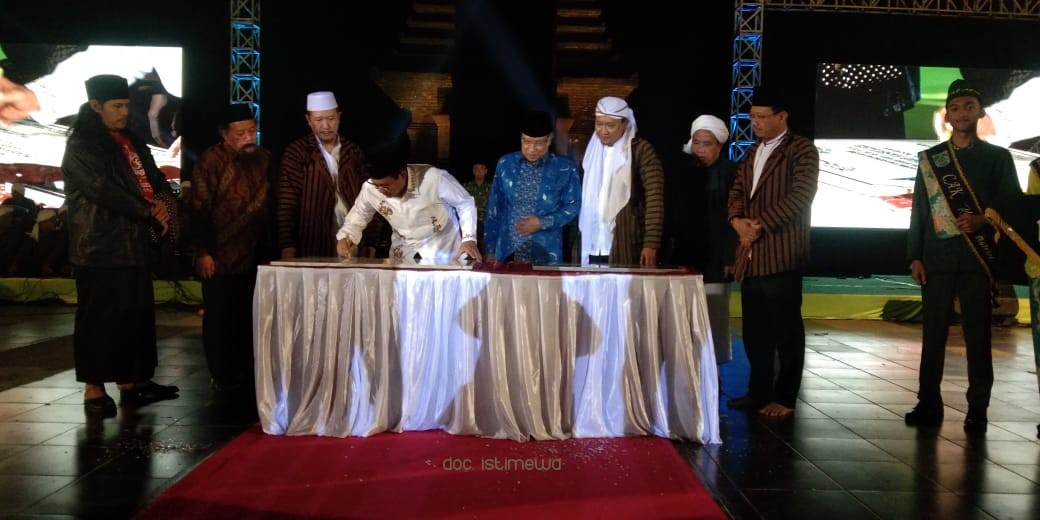 Lesbumi Sukses Gelar Rakornas III, Charlie Van Houten dan Bupati Irsyad Yusuf Pukau Penonton Lewat Sholawat NKRI