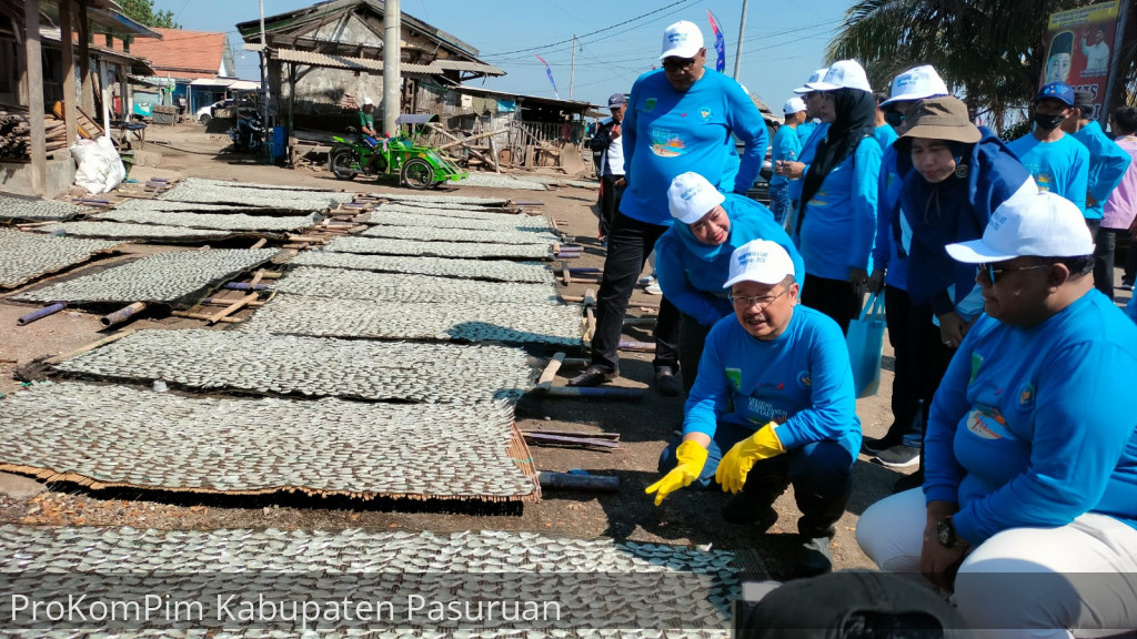 Wujudkan Perairan Bersih dan Sehat, Pj. Bupati Andriyanto Ajak Nelayan Jaga Kebersihan Pantai dan Laut