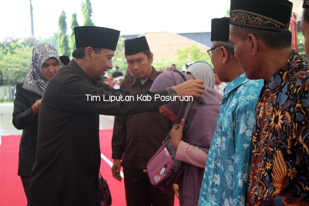 1135 Jamaah Calon Haji Kabupaten Pasuruan Ikuti Manasik Massal, Bupati Irsyad Hadiahi Tas Sandal 