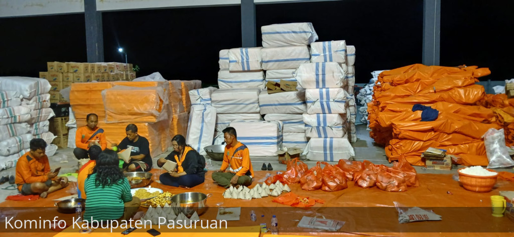 Ribuan Nasi Bungkus Disalurkan Untuk Warga Terdampak Banjir di 4 Kecamatan dan Tanah Gerak di Purwodadi