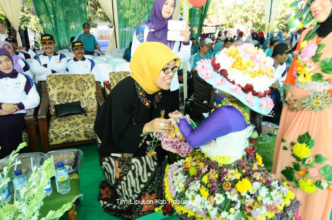 Populerkan Bunga Krisan dan Sedap Malam, Dispendik Kabupaten Pasuruan Gelar Pawai Bunga