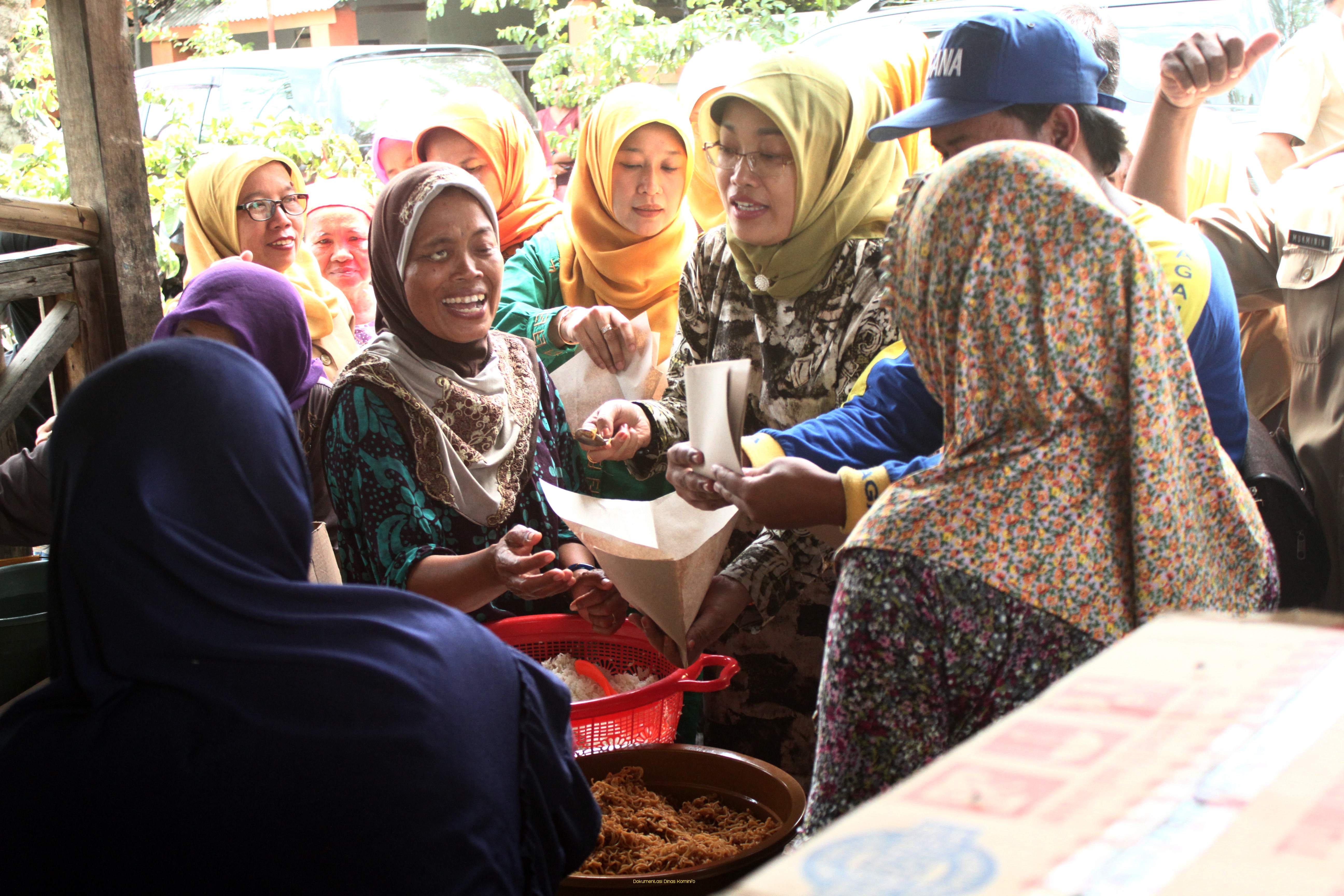 Bagikan Ratusan Paket Sembako, Ketua PKK Kabupaten Pasuruan, Ny Lulis Buat Nasi Bungkus untuk Korban Banjir