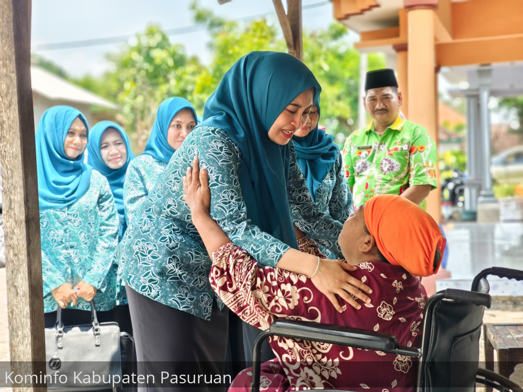 Safari Ramadan. Ketua TP PKK Ny Mela Rusdi Serahkan Bantuan Untuk Warga Yang Kekurangan