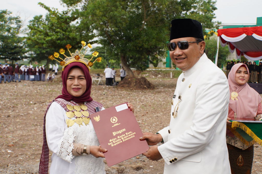 HAB ke 77, Bupati Irsyad Yusuf Serahkan Penghargaan Untuk Pelajar Hingga Santri Berprestasi Sepanjang 2022