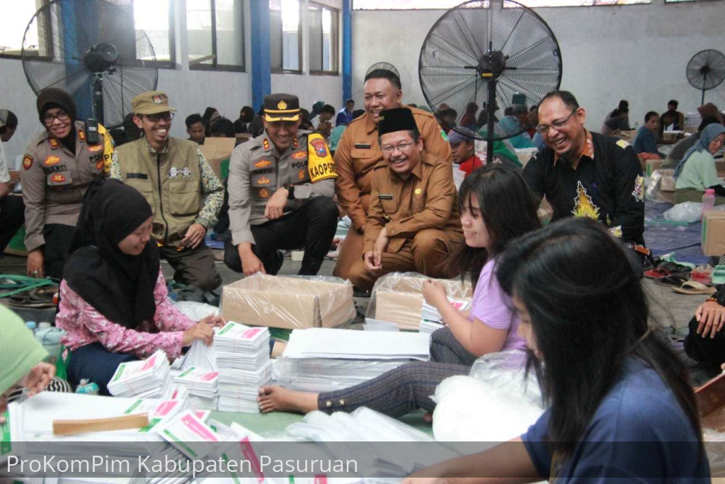 Pastikan Kecukupan Surat Suara Pemilu Serentak 2024, Pj. Bupati Andriyanto Tinjau Gudang Logistik KPU Kabupaten Pasuruan