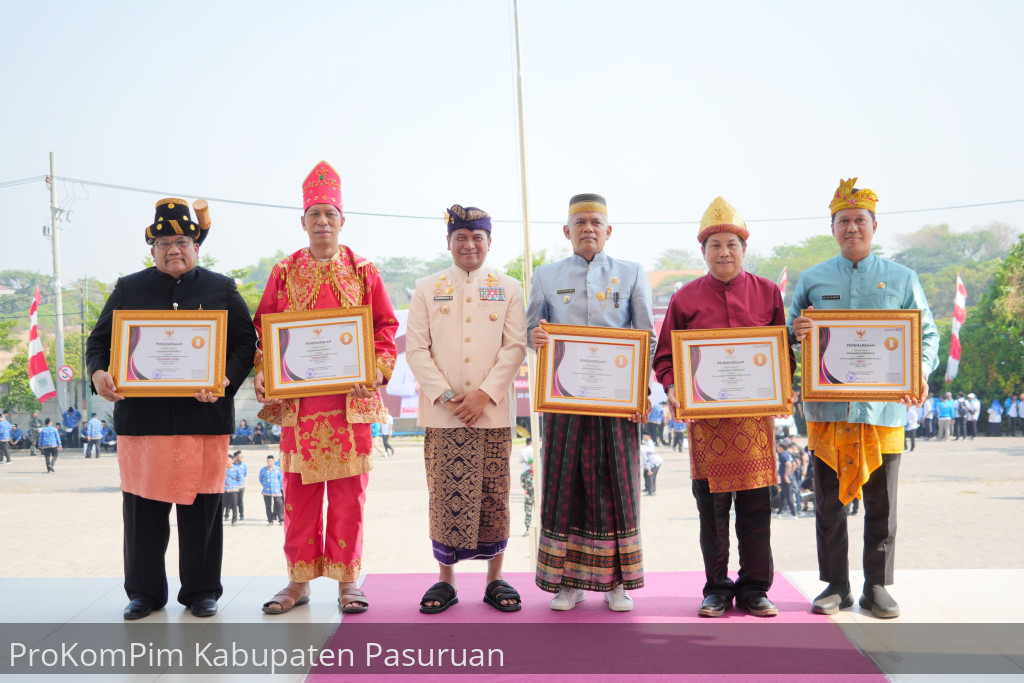 Pemkab Pasuruan Berikan Penghargaan Kepada Lima Kecamatan Berkinerja Terbaik Dalam Peringatan Hari Sumpah Pemuda ke-96