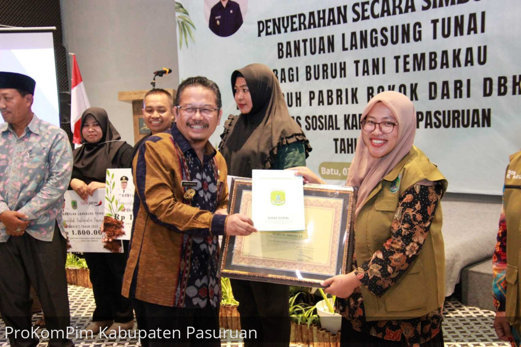 Serahkan BLT DBHCHT Kepada Buruh Tani Tembakau dan Buruh Pabrik Rokok, Plt. Bupati Pasuruan Berharap Dapat Dimanfaatkan Sebaik-baiknya