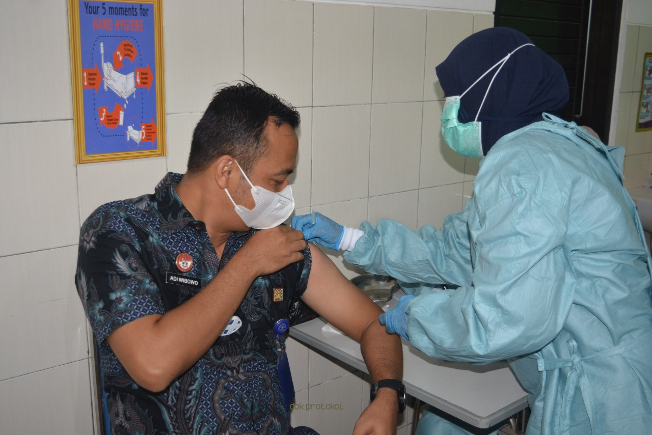 Puluhan Pegawai Rutan Bangil, Divaksinasi