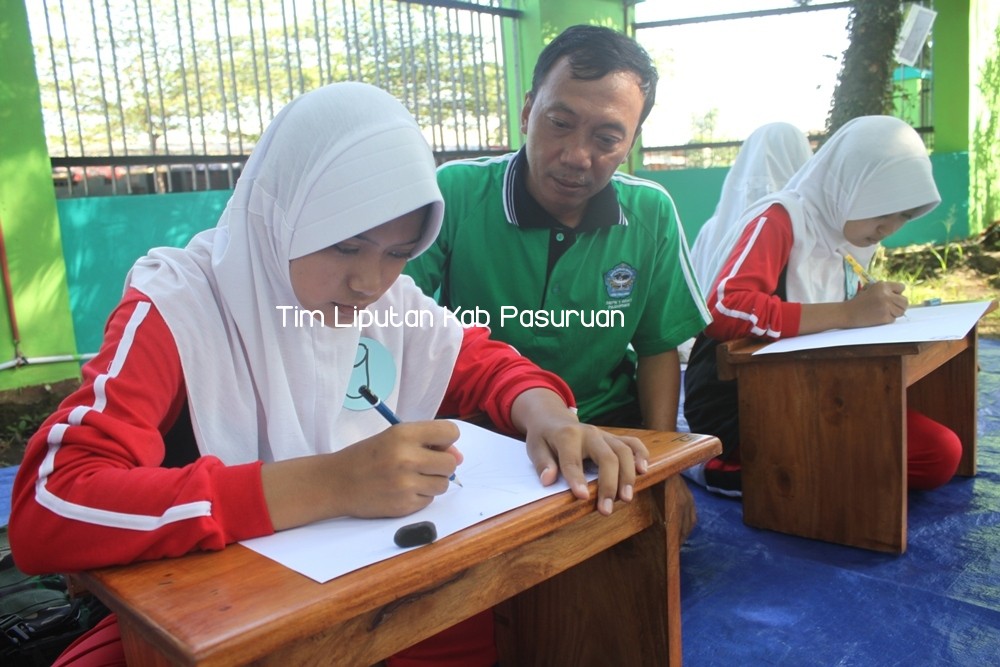 Peringati Hari Bumi, Puluhan Siswa SMPN I Grati Ikuti Lomba Poster