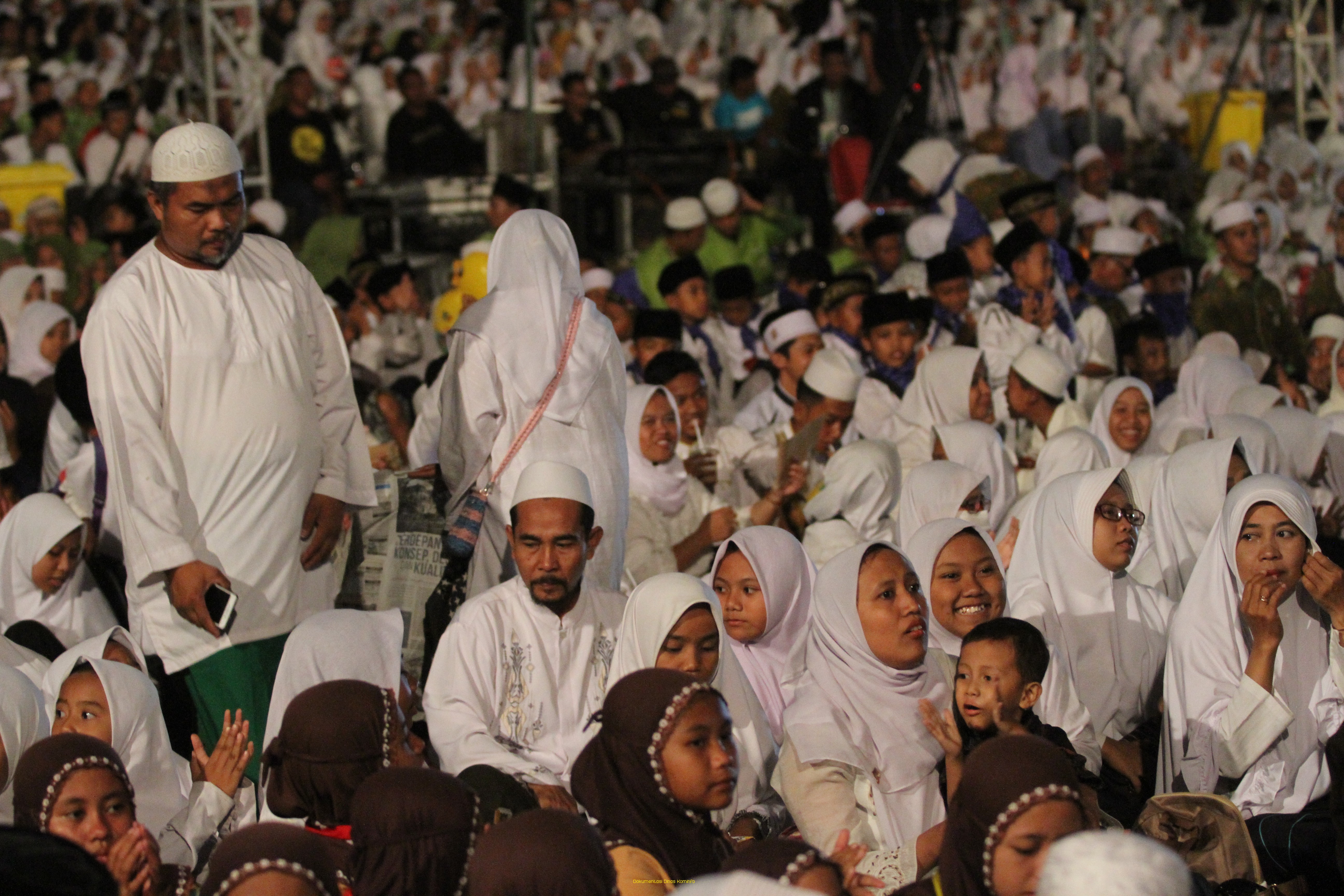 Puluhan Ribu Santri Hadiri Heroik Santri Plus Launching Wak Muqidin