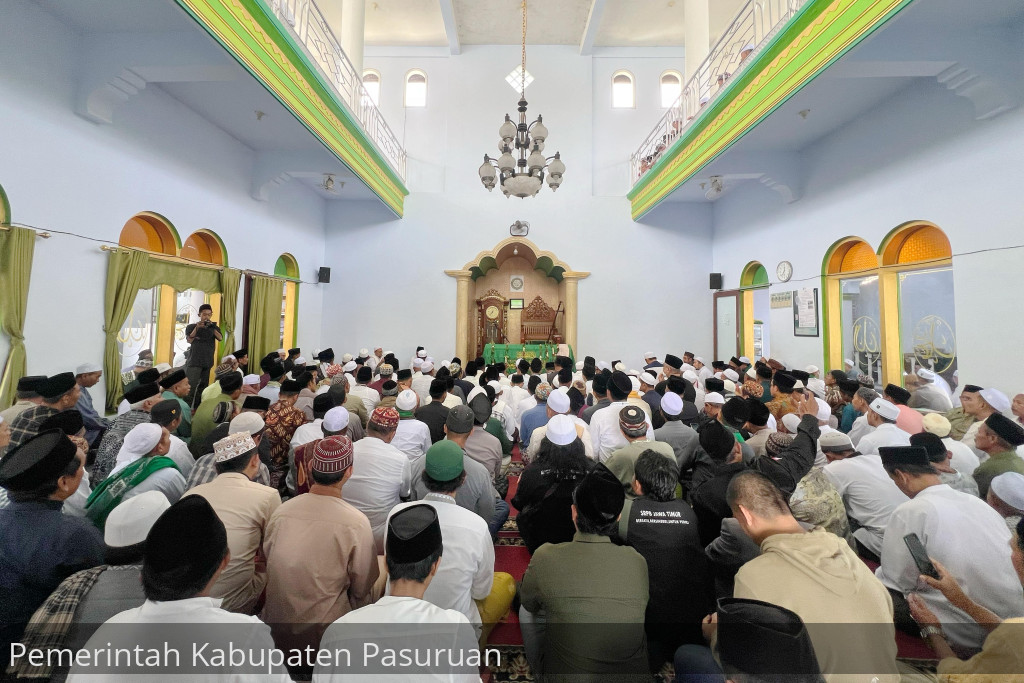 Ribuan Pelayat Antar Jenazah almarhumah Nyai Hj Siti Ahla ke Peristirahatan Terakhir
