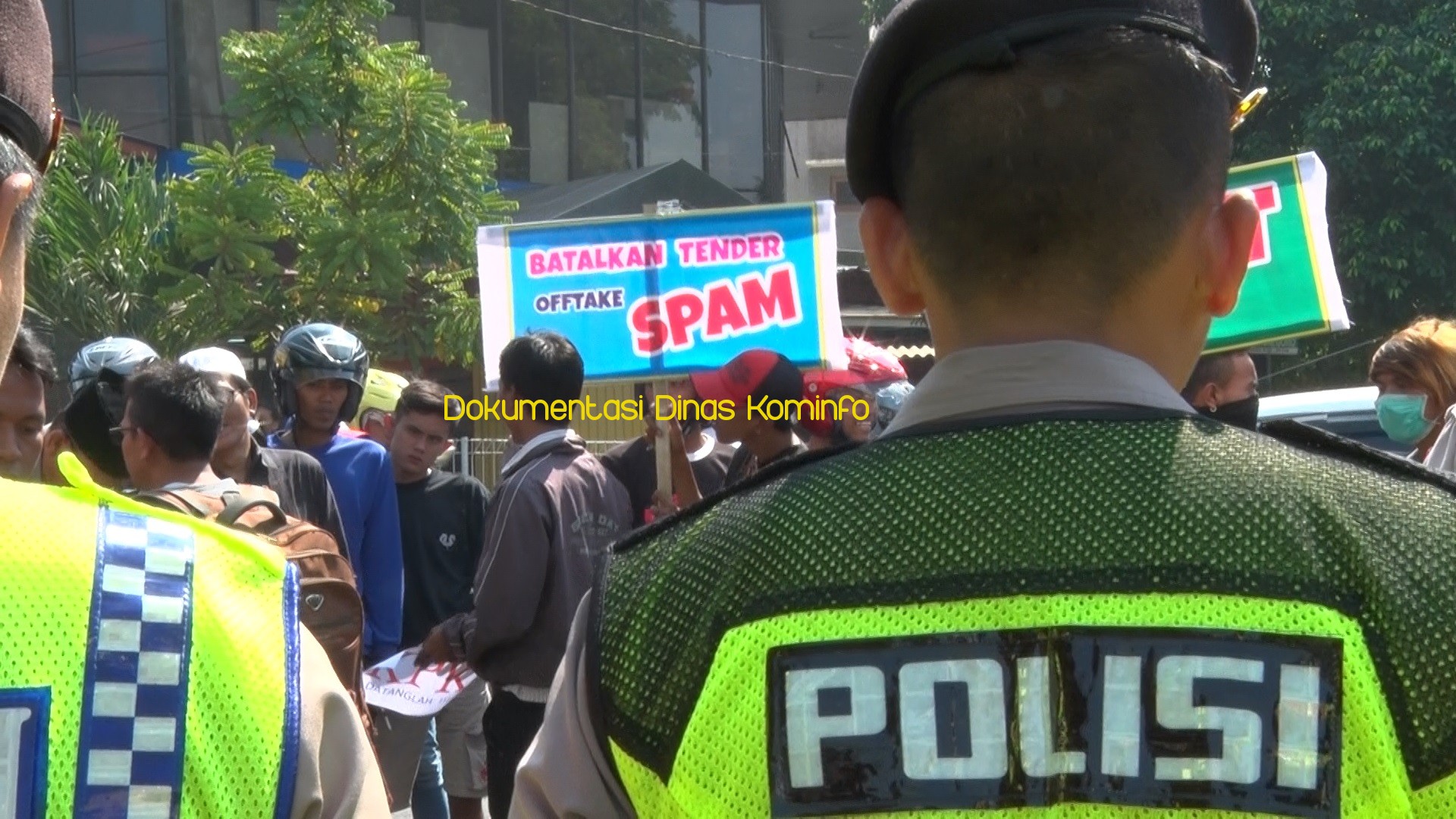Sejumlah Masyakarat Gelar Aksi Demo di Depan Kantor Bupati