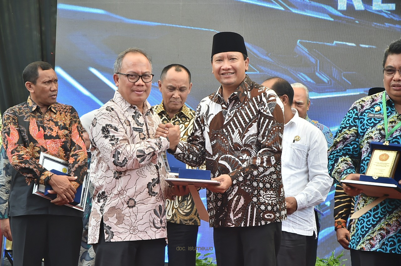 Sukses Kembangkan Perkebunan Kopi, Bupati Irsyad Yusuf Raih Penghargaan Nasional