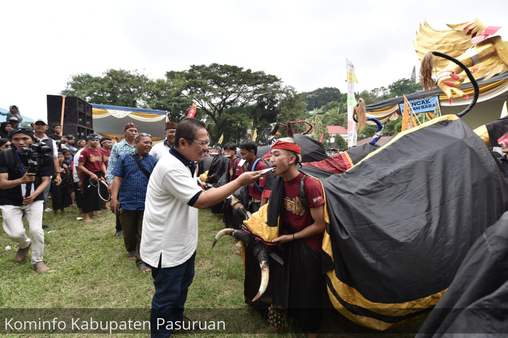 Ribuan Warga Prigen Ikuti Sedekah Bumi. Pj Bupati Andriyanto Minta Tetap Lestarikan Sebagai Warisan Budaya