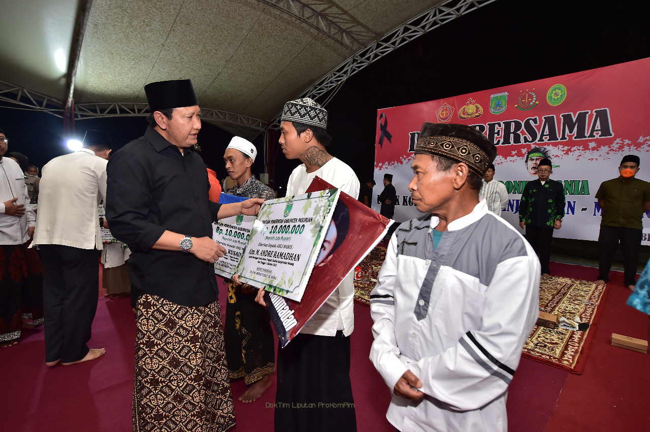 Hadiri Doa Bersama. Bupati Irsyad Yusuf Serahkan Santunan Korban Tragedi Kanjuruhan 