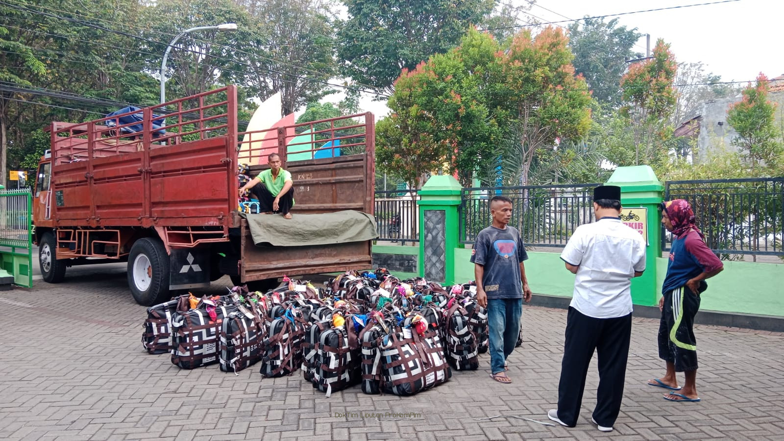 Pastikan Sesuai Aturan, Kemenag Kabupaten Pasuruan Periksa Koper Jamaah Sebelum Berangkat 
