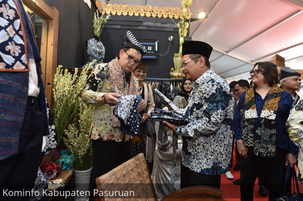 Pj Gubernur Jatim Adhi Karyono Acungi Jempol Batik Tulis Kabupaten Pasuruan