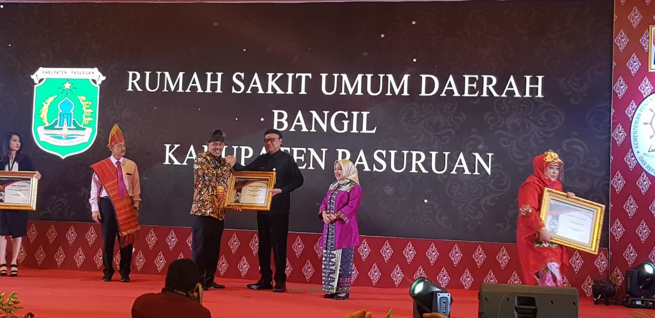 Bupati Irsyad Yusuf Terima Penghargaan Pelayanan Publik Sangat Baik