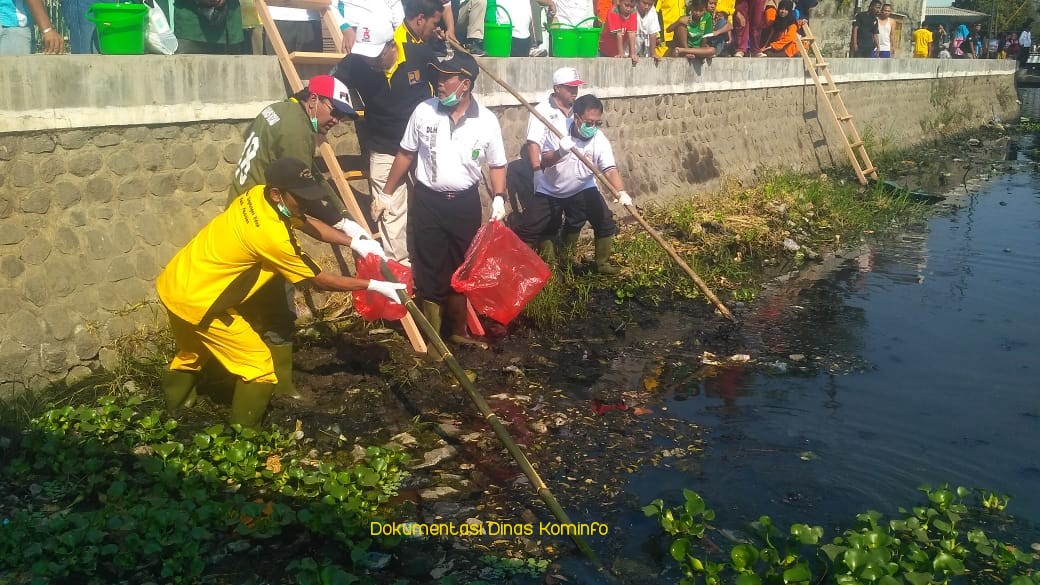 Grebek Sungai, Bupati Irsyad Babat Habis Enceng Gondok di Sungai Legok