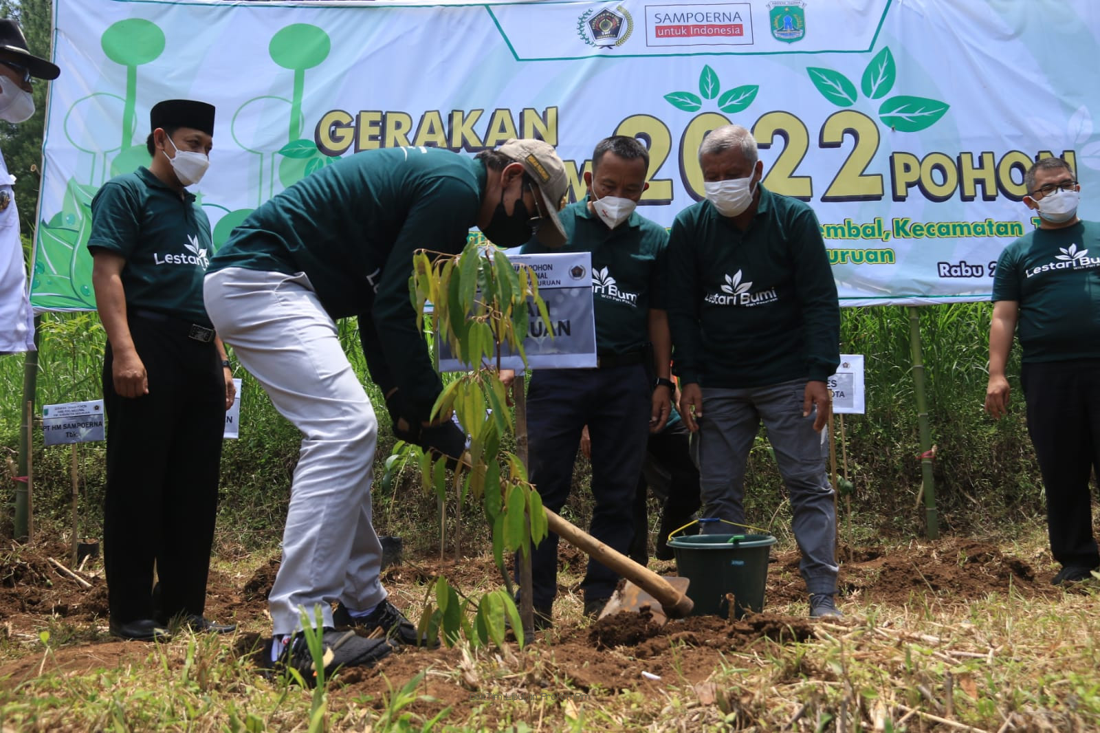Puncak Hari Pers Nasional, Bupati Irsyad Yusuf dan PWI Pasuruan Tanam 2022 Bibit Buah di Lereng Bromo 